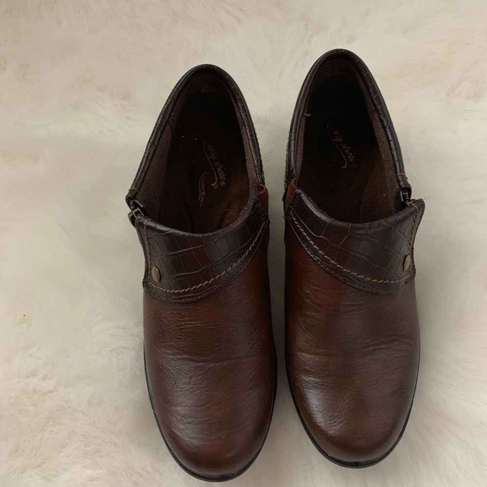 Easy street comfort wave bootie size7 Brown Clogs
